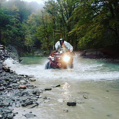 Катание на квадроциклах летом в Томске. Подарочные сертификаты Ultra Подарки. Закажите подарочный сертификат на катание на квадроциклах летом в Томске. Недорогой прокат квадроциклов в подарок для мужчин или парней на день рождения и юбилей. Езда на квадроциклах в летнее время - наслаждение активным отдыхом с друзьями. Сервис UltraPodarki.ru 8 800 505 95 30. Квадроцикл, катание на квадроциклах, прокат квадроциклов, езда на квадроцикле, прокат квадроциклов Томск, катание на квадроциклах летом, катание на квадроциклах осенью, катание на квадроциклах зимой, сертификат на катание на квадроциклах