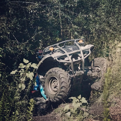 Катание на квадроциклах летом в Томске. Подарочные сертификаты Ultra Подарки. Закажите подарочный сертификат на катание на квадроциклах летом в Томске. Недорогой прокат квадроциклов в подарок для мужчин или парней на день рождения и юбилей. Езда на квадроциклах в летнее время - наслаждение активным отдыхом с друзьями. Сервис UltraPodarki.ru 8 800 505 95 30. Квадроцикл, катание на квадроциклах, прокат квадроциклов, езда на квадроцикле, прокат квадроциклов Томск, катание на квадроциклах летом, катание на квадроциклах осенью, катание на квадроциклах зимой, сертификат на катание на квадроциклах