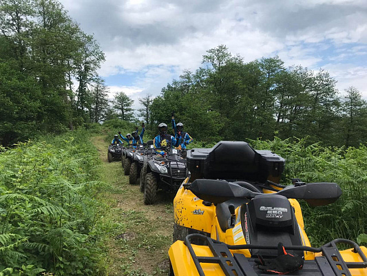 Катание на квадроциклах летом в Томске. Подарочные сертификаты Ultra Подарки. Закажите подарочный сертификат на катание на квадроциклах летом в Томске. Недорогой прокат квадроциклов в подарок для мужчин или парней на день рождения и юбилей. Езда на квадроциклах в летнее время - наслаждение активным отдыхом с друзьями. Сервис UltraPodarki.ru 8 800 505 95 30. Квадроцикл, катание на квадроциклах, прокат квадроциклов, езда на квадроцикле, прокат квадроциклов Томск, катание на квадроциклах летом, катание на квадроциклах осенью, катание на квадроциклах зимой, сертификат на катание на квадроциклах