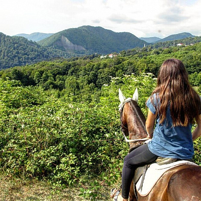 Конная прогулка для двоих в Сочи. Подарочные сертификаты Ultra Подарки. Купить оригинальный подарок или подарочный сертификат на Конная прогулка для двоих в Сочи. Сервис UltraPodarki.ru 8-800-505-9530. Катание на лошадях, Прогулка на лошади, Прогулка на лошадях для двоих, Конная прогулка для двоих, конный клуб, конная прогулка, конная прогулка в горы, конная прогулка в Сочи