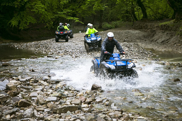 Катание на квадроциклах летом в Томске. Подарочные сертификаты Ultra Подарки. Закажите подарочный сертификат на катание на квадроциклах летом в Томске. Недорогой прокат квадроциклов в подарок для мужчин или парней на день рождения и юбилей. Езда на квадроциклах в летнее время - наслаждение активным отдыхом с друзьями. Сервис UltraPodarki.ru 8 800 505 95 30. Квадроцикл, катание на квадроциклах, прокат квадроциклов, езда на квадроцикле, прокат квадроциклов Томск, катание на квадроциклах летом, катание на квадроциклах осенью, катание на квадроциклах зимой, сертификат на катание на квадроциклах