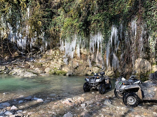 Катание на квадроциклах летом в Томске. Подарочные сертификаты Ultra Подарки. Закажите подарочный сертификат на катание на квадроциклах летом в Томске. Недорогой прокат квадроциклов в подарок для мужчин или парней на день рождения и юбилей. Езда на квадроциклах в летнее время - наслаждение активным отдыхом с друзьями. Сервис UltraPodarki.ru 8 800 505 95 30. Квадроцикл, катание на квадроциклах, прокат квадроциклов, езда на квадроцикле, прокат квадроциклов Томск, катание на квадроциклах летом, катание на квадроциклах осенью, катание на квадроциклах зимой, сертификат на катание на квадроциклах