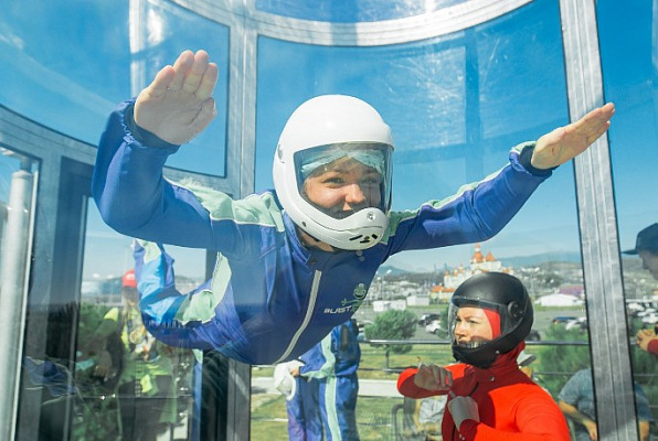 Полёт в аэротрубе  в Сочи. Ultra Подарки. Полёт в аэротрубе  в Сочи. Попробуйте полёт в аэротрубе . Сервис: UltraPodarki.ru 8 800 505 95 30. Полёт в аэротрубе , аэротруба Сочи, полёт Сочи