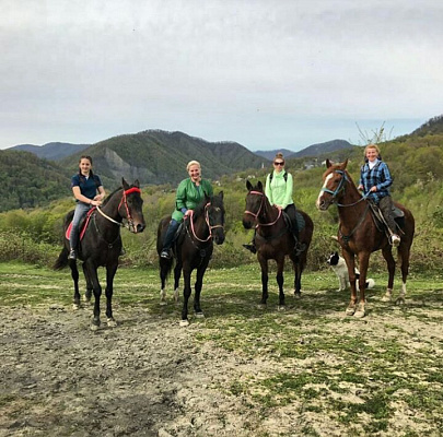 Конная прогулка в Сочи. Подарочные сертификаты Ultra Подарки. Купить оригинальный подарок или подарочный сертификат на Конная прогулка в Сочи. Сервис UltraPodarki.ru 8-800-505-9530. Катание на лошадях, Прогулка на лошади, Прогулка на лошадях для двоих, Конная прогулка, конный клуб, Конный клуб Дагомыс, конная прогулка в горы, конная прогулка, конная прогулка в Сочи