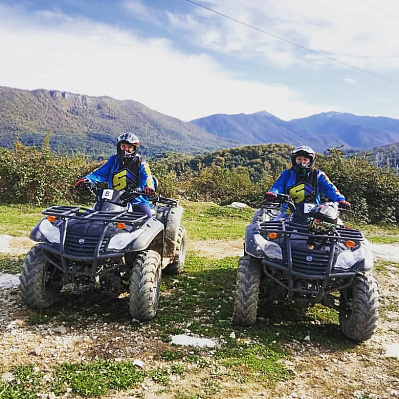 Катание на квадроциклах летом в Томске. Подарочные сертификаты Ultra Подарки. Закажите подарочный сертификат на катание на квадроциклах летом в Томске. Недорогой прокат квадроциклов в подарок для мужчин или парней на день рождения и юбилей. Езда на квадроциклах в летнее время - наслаждение активным отдыхом с друзьями. Сервис UltraPodarki.ru 8 800 505 95 30. Квадроцикл, катание на квадроциклах, прокат квадроциклов, езда на квадроцикле, прокат квадроциклов Томск, катание на квадроциклах летом, катание на квадроциклах осенью, катание на квадроциклах зимой, сертификат на катание на квадроциклах