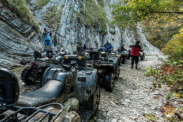 Катание на квадроциклах летом в Томске. Подарочные сертификаты Ultra Подарки. Закажите подарочный сертификат на катание на квадроциклах летом в Томске. Недорогой прокат квадроциклов в подарок для мужчин или парней на день рождения и юбилей. Езда на квадроциклах в летнее время - наслаждение активным отдыхом с друзьями. Сервис UltraPodarki.ru 8 800 505 95 30. Квадроцикл, катание на квадроциклах, прокат квадроциклов, езда на квадроцикле, прокат квадроциклов Томск, катание на квадроциклах летом, катание на квадроциклах осенью, катание на квадроциклах зимой, сертификат на катание на квадроциклах