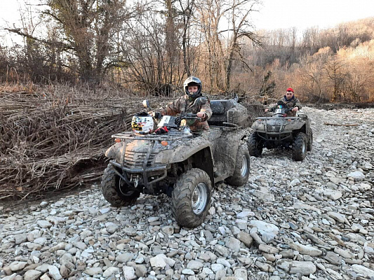 Катание на квадроциклах летом в Томске. Подарочные сертификаты Ultra Подарки. Закажите подарочный сертификат на катание на квадроциклах летом в Томске. Недорогой прокат квадроциклов в подарок для мужчин или парней на день рождения и юбилей. Езда на квадроциклах в летнее время - наслаждение активным отдыхом с друзьями. Сервис UltraPodarki.ru 8 800 505 95 30. Квадроцикл, катание на квадроциклах, прокат квадроциклов, езда на квадроцикле, прокат квадроциклов Томск, катание на квадроциклах летом, катание на квадроциклах осенью, катание на квадроциклах зимой, сертификат на катание на квадроциклах