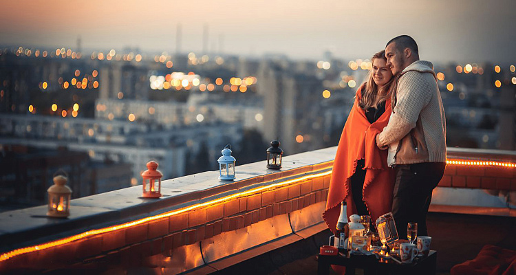 Романтическое свидание на крыше в Сочи. Ultra Подарки. Купить романтическое свидание на крыше в Сочи. Подарите самым близким незабываемые моменты и почувствуйте друг друга ещё ближе. Сервис UltraPodarki.ru 8 800 505 95 30. Романтическое свидание на крышев Сочи, свидание на крышев Сочи, свидание, сертификат на свидание на крыше, сертификат на свидание в Сочи, купить свидание на крыше, купить свидание Сочи