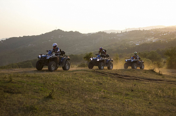 Катание на квадроциклах летом в Томске. Подарочные сертификаты Ultra Подарки. Закажите подарочный сертификат на катание на квадроциклах летом в Томске. Недорогой прокат квадроциклов в подарок для мужчин или парней на день рождения и юбилей. Езда на квадроциклах в летнее время - наслаждение активным отдыхом с друзьями. Сервис UltraPodarki.ru 8 800 505 95 30. Квадроцикл, катание на квадроциклах, прокат квадроциклов, езда на квадроцикле, прокат квадроциклов Томск, катание на квадроциклах летом, катание на квадроциклах осенью, катание на квадроциклах зимой, сертификат на катание на квадроциклах