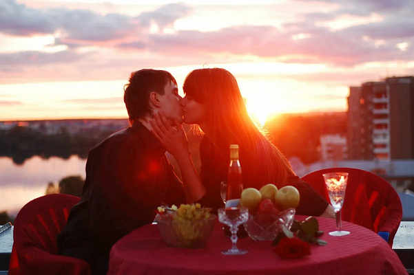 Романтическое свидание на крыше в Сочи. Ultra Подарки. Купить романтическое свидание на крыше в Сочи. Подарите самым близким незабываемые моменты и почувствуйте друг друга ещё ближе. Сервис UltraPodarki.ru 8 800 505 95 30. Романтическое свидание на крышев Сочи, свидание на крышев Сочи, свидание, сертификат на свидание на крыше, сертификат на свидание в Сочи, купить свидание на крыше, купить свидание Сочи