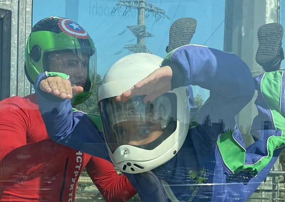 Полёт в аэротрубе  в Сочи. Ultra Подарки. Полёт в аэротрубе  в Сочи. Попробуйте полёт в аэротрубе . Сервис: UltraPodarki.ru 8 800 505 95 30. Полёт в аэротрубе , аэротруба Сочи, полёт Сочи