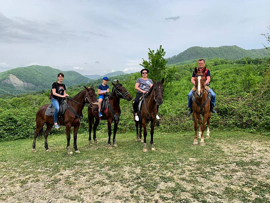 Конная прогулка в Сочи. Подарочные сертификаты Ultra Подарки. Купить оригинальный подарок или подарочный сертификат на Конная прогулка в Сочи. Сервис UltraPodarki.ru 8-800-505-9530. Катание на лошадях, Прогулка на лошади, Прогулка на лошадях для двоих, Конная прогулка, конный клуб, Конный клуб Дагомыс, конная прогулка в горы, конная прогулка, конная прогулка в Сочи