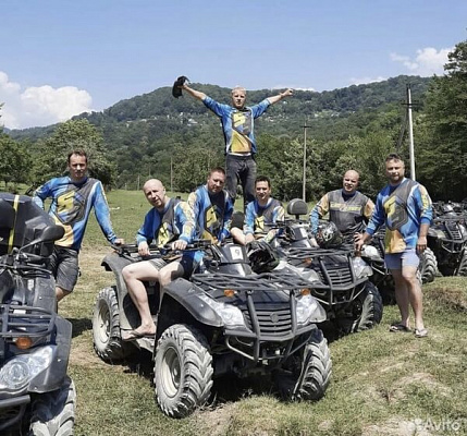 Катание на квадроциклах летом в Томске. Подарочные сертификаты Ultra Подарки. Закажите подарочный сертификат на катание на квадроциклах летом в Томске. Недорогой прокат квадроциклов в подарок для мужчин или парней на день рождения и юбилей. Езда на квадроциклах в летнее время - наслаждение активным отдыхом с друзьями. Сервис UltraPodarki.ru 8 800 505 95 30. Квадроцикл, катание на квадроциклах, прокат квадроциклов, езда на квадроцикле, прокат квадроциклов Томск, катание на квадроциклах летом, катание на квадроциклах осенью, катание на квадроциклах зимой, сертификат на катание на квадроциклах