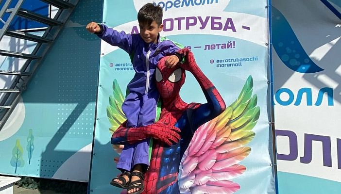 Полёт в аэротрубе  в Сочи. Ultra Подарки. Полёт в аэротрубе  в Сочи. Попробуйте полёт в аэротрубе . Сервис: UltraPodarki.ru 8 800 505 95 30. Полёт в аэротрубе , аэротруба Сочи, полёт Сочи
