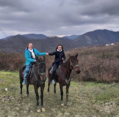 Конная прогулка в Сочи. Подарочные сертификаты Ultra Подарки. Купить оригинальный подарок или подарочный сертификат на Конная прогулка в Сочи. Сервис UltraPodarki.ru 8-800-505-9530. Катание на лошадях, Прогулка на лошади, Прогулка на лошадях для двоих, Конная прогулка, конный клуб, Конный клуб Дагомыс, конная прогулка в горы, конная прогулка, конная прогулка в Сочи