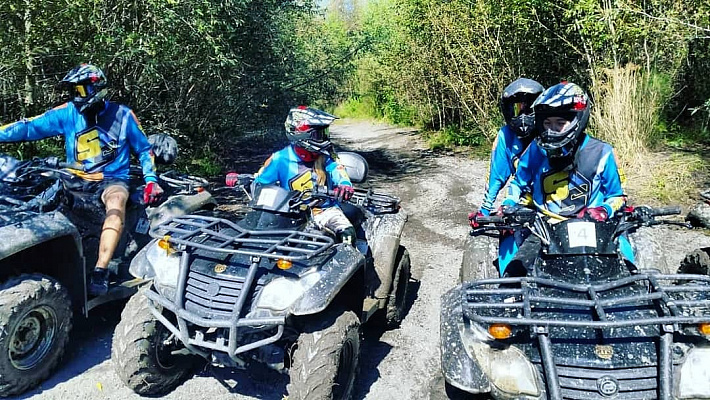 Катание на квадроциклах летом в Томске. Подарочные сертификаты Ultra Подарки. Закажите подарочный сертификат на катание на квадроциклах летом в Томске. Недорогой прокат квадроциклов в подарок для мужчин или парней на день рождения и юбилей. Езда на квадроциклах в летнее время - наслаждение активным отдыхом с друзьями. Сервис UltraPodarki.ru 8 800 505 95 30. Квадроцикл, катание на квадроциклах, прокат квадроциклов, езда на квадроцикле, прокат квадроциклов Томск, катание на квадроциклах летом, катание на квадроциклах осенью, катание на квадроциклах зимой, сертификат на катание на квадроциклах