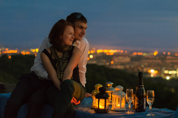 Романтическое свидание на крыше в Сочи. Ultra Подарки. Купить романтическое свидание на крыше в Сочи. Подарите самым близким незабываемые моменты и почувствуйте друг друга ещё ближе. Сервис UltraPodarki.ru 8 800 505 95 30. Романтическое свидание на крышев Сочи, свидание на крышев Сочи, свидание, сертификат на свидание на крыше, сертификат на свидание в Сочи, купить свидание на крыше, купить свидание Сочи