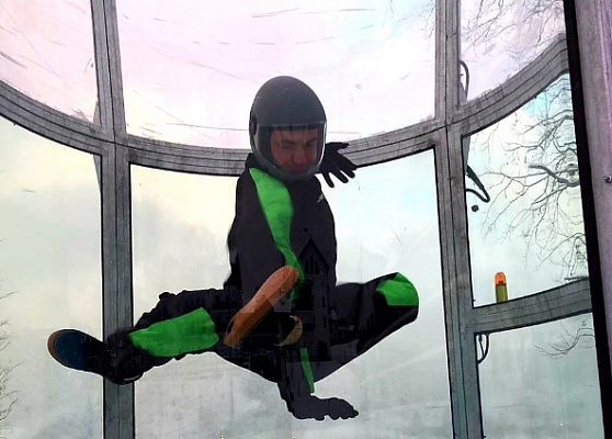 Полёт в аэротрубе  в Сочи. Ultra Подарки. Полёт в аэротрубе  в Сочи. Попробуйте полёт в аэротрубе . Сервис: UltraPodarki.ru 8 800 505 95 30. Полёт в аэротрубе , аэротруба Сочи, полёт Сочи