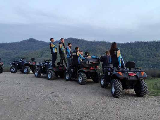 Катание на квадроциклах летом в Томске. Подарочные сертификаты Ultra Подарки. Закажите подарочный сертификат на катание на квадроциклах летом в Томске. Недорогой прокат квадроциклов в подарок для мужчин или парней на день рождения и юбилей. Езда на квадроциклах в летнее время - наслаждение активным отдыхом с друзьями. Сервис UltraPodarki.ru 8 800 505 95 30. Квадроцикл, катание на квадроциклах, прокат квадроциклов, езда на квадроцикле, прокат квадроциклов Томск, катание на квадроциклах летом, катание на квадроциклах осенью, катание на квадроциклах зимой, сертификат на катание на квадроциклах