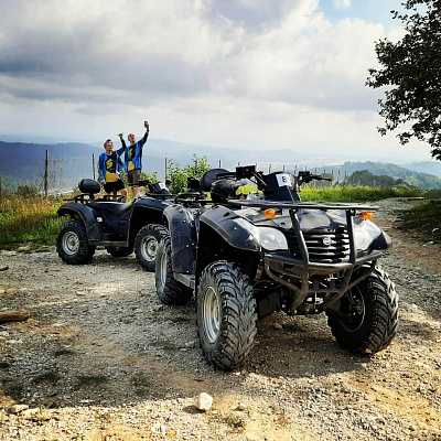 Катание на квадроциклах летом в Томске. Подарочные сертификаты Ultra Подарки. Закажите подарочный сертификат на катание на квадроциклах летом в Томске. Недорогой прокат квадроциклов в подарок для мужчин или парней на день рождения и юбилей. Езда на квадроциклах в летнее время - наслаждение активным отдыхом с друзьями. Сервис UltraPodarki.ru 8 800 505 95 30. Квадроцикл, катание на квадроциклах, прокат квадроциклов, езда на квадроцикле, прокат квадроциклов Томск, катание на квадроциклах летом, катание на квадроциклах осенью, катание на квадроциклах зимой, сертификат на катание на квадроциклах