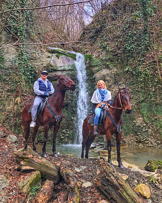 Конная прогулка для двоих в Сочи. Подарочные сертификаты Ultra Подарки. Купить оригинальный подарок или подарочный сертификат на Конная прогулка для двоих в Сочи. Сервис UltraPodarki.ru 8-800-505-9530. Катание на лошадях, Прогулка на лошади, Прогулка на лошадях для двоих, Конная прогулка для двоих, конный клуб, конная прогулка, конная прогулка в горы, конная прогулка в Сочи