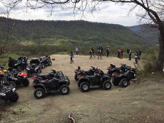 Катание на квадроциклах летом в Томске. Подарочные сертификаты Ultra Подарки. Закажите подарочный сертификат на катание на квадроциклах летом в Томске. Недорогой прокат квадроциклов в подарок для мужчин или парней на день рождения и юбилей. Езда на квадроциклах в летнее время - наслаждение активным отдыхом с друзьями. Сервис UltraPodarki.ru 8 800 505 95 30. Квадроцикл, катание на квадроциклах, прокат квадроциклов, езда на квадроцикле, прокат квадроциклов Томск, катание на квадроциклах летом, катание на квадроциклах осенью, катание на квадроциклах зимой, сертификат на катание на квадроциклах