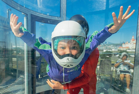 Полёт в аэротрубе  в Сочи. Ultra Подарки. Полёт в аэротрубе  в Сочи. Попробуйте полёт в аэротрубе . Сервис: UltraPodarki.ru 8 800 505 95 30. Полёт в аэротрубе , аэротруба Сочи, полёт Сочи